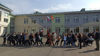 14.03.24г. Театральный коллектив "Подмостки" Мирненского ДК провёл фольклорную масляничную программу в СОШ 5 - "Масленица разливается - детвора забавляется!"