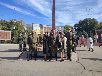 09.10.2023 г. Участники отдела по работе с детьми и молодёжью МБУК ЛКЦ возложили цветы в знак памяти воинам погибшим в ВОВ